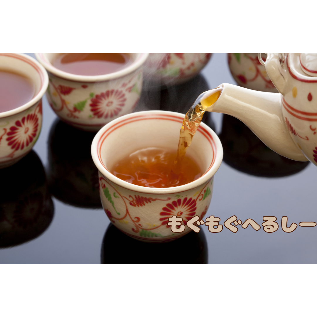 急須から注がれる黒烏龍茶